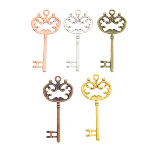 Lot de breloques clés vintage en alliage de zinc en cinq finitions pour bijoux DIY