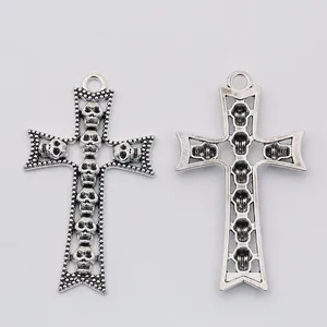Colgante de cruz gótica de aleación de plata con calaveras, vista frontal y trasera