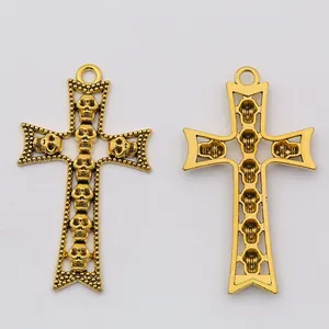 Colgante cruz de calavera gótica en oro antiguo con vista frontal y posterior
