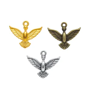 Set di tre ciondoli a forma di aquila in oro, bronzo e argento con dettagli in rilievo