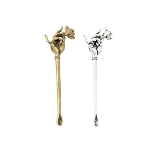 Pendentifs cure-oreille vintage en alliage de zinc avec motif main tenant une fleur