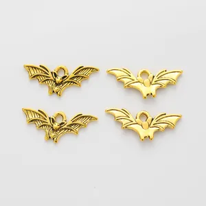 Set di quattro ciondoli a pipistrello vintage in lega dorata per gioielli fai da te