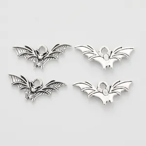 Ciondolo a forma di pipistrello in lega di zinco argento antico per gioielli DIY