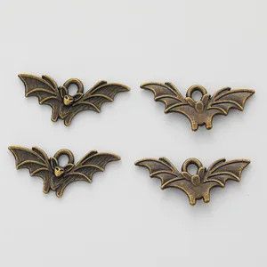 Dettaglio di quattro ciondoli a forma di pipistrello in bronzo vintage per gioielli fai-da-te