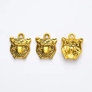 Trois pendentifs tête de tigre dorés pour création de bijoux DIY avec texture métal