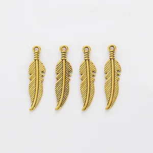 Set mit vier Vintage Gold-Federanhängern aus Zinklegierung für DIY-Schmuck