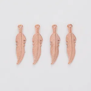 Vier roségoldene Feder-Anhänger mit feiner Textur für die DIY-Schmuckherstellung