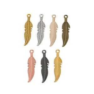Set mit Vintage-Federanhängern in 7 Metallic-Farben für DIY-Schmuckherstellung
