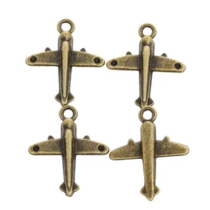 Set de cuatro dijes de avión vintage de aleación de zinc para creación de joyas DIY