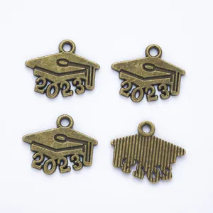 Set de cuatro colgantes de gorro de graduación 2023 en bronce antiguo para bisutería