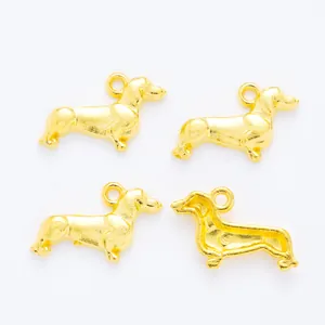 Makro-Detail von vier goldenen Dackel-Anhängern für DIY-Schmuckherstellung und Basteln