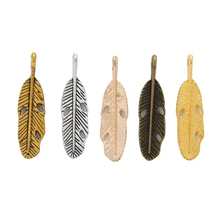 Set di cinque ciondoli a piuma vintage in lega con finiture metalliche oro argento bronzo