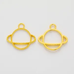 Goldene Planeten-Anhänger Saturn mit texturierten und glatten Oberflächen für DIY-Schmuck