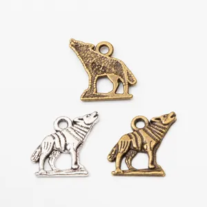 Vue détaillée de pendentifs loup hurlant en bronze, or et argent avec marquage 925