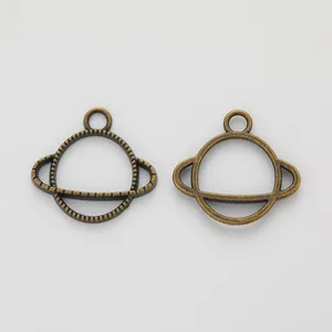 Zwei Saturn-Planeten-Anhänger aus Vintage-Bronze für DIY-Schmuckherstellung und Zubehör