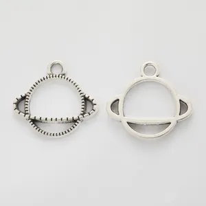 Detailansicht antiker Planetenanhänger mit strukturierter und glatter Oberfläche für DIY-Schmuck