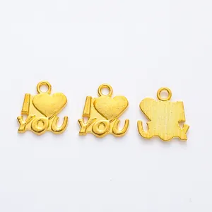 Drie gouden I Love You hartvormige hangers voor DIY sieraden op een witte achtergrond