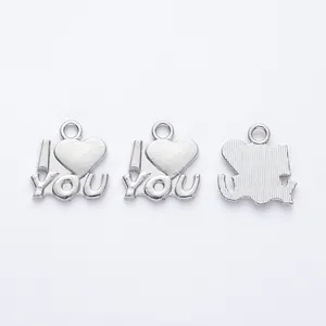 Detailweergave van de voor- en achterkant van zilveren I Love You hartjes hangers