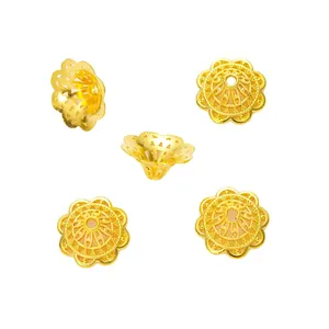 Goldene Blumen-Perlenkappen für DIY-Schmuck aus verschiedenen Winkeln auf weißem Grund