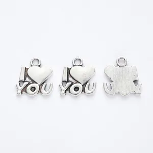 Drie vintage zilveren zinklegering I Love You hartjes hangers met verticale achterkant