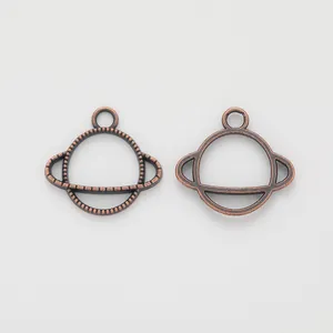 Detailansicht antiker Planetenanhänger aus Bronze mit glatter und geprägter Oberfläche