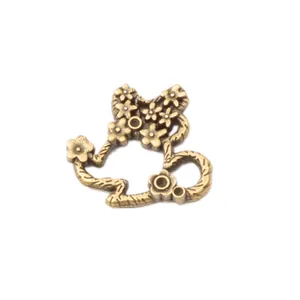 Vintage Bronze Katzenanhänger mit filigranen Blumenmustern und floralen Metalldetails