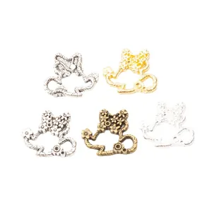 Fünf Vintage-Katzenanhänger aus Legierung für DIY-Schmuck in verschiedenen Metallfarben