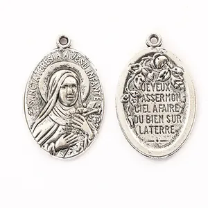 Vista frontale e posteriore del ciondolo religioso ovale di Santa Teresa in argento antico
