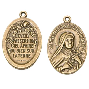 Ciondolo religioso ovale in bronzo con rilievo di Santa Teresa fronte e retro dettagliati
