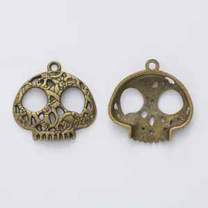 Vintage Bronze Totenkopf Anhänger mit Blumen Gravur und Hohldesign für DIY Schmuck