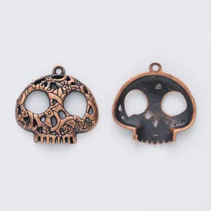 Detaillierte Vorder- und Rückansicht der Retro-Totenkopf-Anhänger mit Hohl gravur