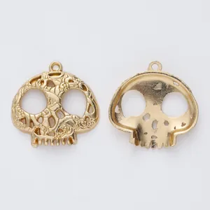 Detaillierte Vorder- und Rückansicht goldener Totenkopf-Anhänger mit feiner Schnitzerei
