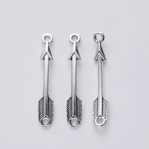 Tre ciondoli a freccia vintage in lega di zinco argento con doppi anelli e texture