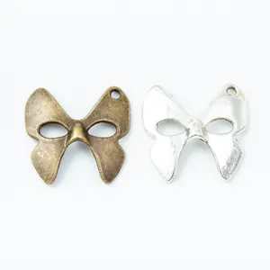 Colgantes de máscara de mariposa vintage en aleación bronce y plata para joyas DIY