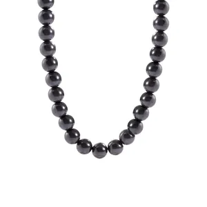 Collana di perle nere lucide vintage francese con lussuosa lucentezza su sfondo bianco