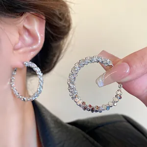 Elegante große silberne Creolen mit schimmernden Pavé-Kristallen für Damen