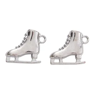 Detalle de dijes de patines de aleación plateada vintage con cuchillas y ojales precisos