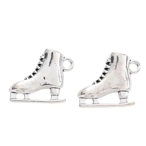 Detalle de los dijes de patines de aleación plateada vintage para creación de joyas