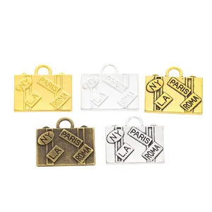 Cinq pendentifs valise vintage en alliage or, bronze et argent avec gravures de villes