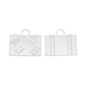 Vue détaillée des pendentifs valise en argent avec noms de villes pour bijoux DIY