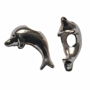 Makro-Detail von silbernen Delphin-Großlochperlen aus Legierung für DIY-Bettelarmbänder