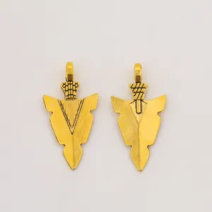 Vue macro détaillée des pendentifs flèche en alliage doré antique pour bijoux artisanaux