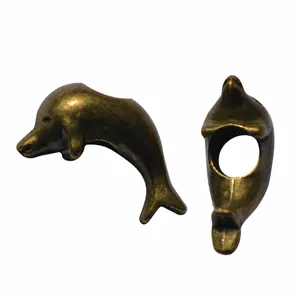 Detailansicht antiker Delphin-Perlen aus Bronzelegierung mit großen Löchern für DIY-Schmuck