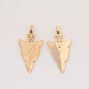 Gros plan de deux pendentifs flèche dorés avec surface texturée pour bijoux DIY
