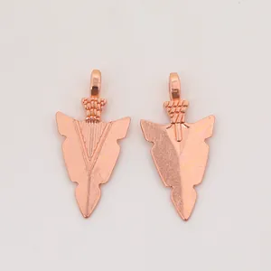 Vue détaillée de pendentifs flèches en alliage or rose avec anneaux pour bijoux DIY