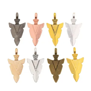 Lot de huit pendentifs flèches en métal de couleurs variées pour création de bijoux