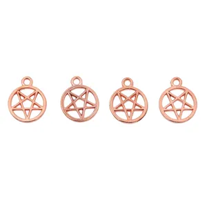 Dettaglio di quattro ciondoli a stella oro rosa con cerchi cavi per gioielli fai-da-te