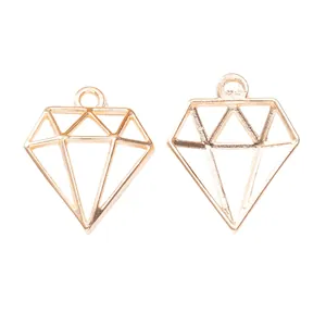 Vue détaillée de pendentifs losanges évidés pour la création de bijoux DIY