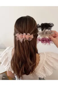 Dettaglio ravvicinato di fermagli per capelli in mesh a fiocco color pastello