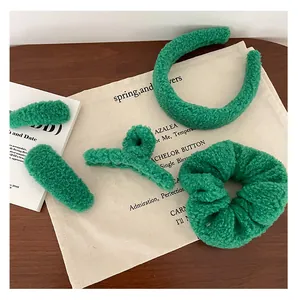 Detailansicht des 5-teiligen grünen Plüsch-Haarschmuck-Sets mit Stirnband und Haarspangen